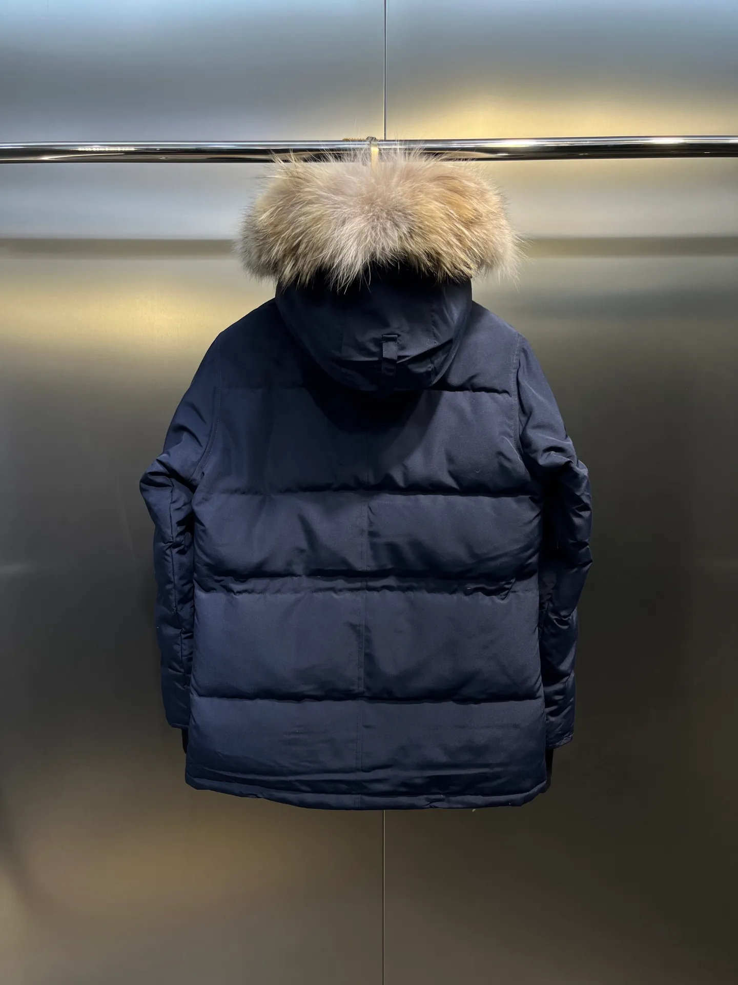 P860 Canada Goose Canada # Expedition04 Parker, a treasure of Canadian origin! Limited supply worldwide! Canada Goose Model 04 is a top-notch couple model, polar cold-proof outdoor series fur collar detachable hooded parka down jacket, the first Goose in 2024. I hope my partners like the top quality, and I hope everyone can evaluate it together! The most popular cool items of the Big Goose family in 2024 are online. The same popular product of Yi Yang Qianxi is said to be a joint limited edition Big Goose that cannot be bought in autumn and winter. If you dislike the sameness of the Big Goose in the past, then this model will definitely give you a different experience! This year's most powerful couple's collection for autumn and winter is online, a top-notch luxurious ready-to-wear style, paired with an outdoor warm down jacket with great style and charm! The most standard and classic items of the Daye family in the past two years are equipped with unique reflective stripes for embellishment, which further shows the high-end fashion performance effect. With the embellishment of hardware buckles, it has excellent performance effect. The upper body is clean, simple and elegant, even for urban leisure. It is suitable for various occasions. Designed with large pockets, this model has a large capacity and is equipped with reflective stripes, making it safer at night. It is suitable for various adventure activities. It is made of windproof and waterproof technical materials. The interior is filled with full white duck down, which is absolutely cold-proof and warm. It also has a stand-up collar design and fine fluff at the collar, with meticulous attention to detail! The charm of this model is also more spiritual, and the upper body has more temperament and specifications. It perfectly shows the ultra-high standard of fashionable performance of this model, integrating outdoor and life, and you can even create high-street wear! The most pinnacle limited-edition goose that we have presented so far, both in terms of design and detailed materials, it is completely outstanding. The grand and evergreen version design is matched with cool reflective elements. The overall appearance can be said to be quite high, and it has that kind of powerful outdoor performance! It combines high-end casual attributes with high-street style. It is high-grade, domineering, warm, and beautiful. The visibility of the upper body is quite strong, and the configuration of the owl element is highly brand-recognizable. It fully complements the overall brand performance and visual effects, and also has the high-end sense of fashion and fashionable performance. It is a must-buy product because it is the most awesome down brand on the planet and one of Canada's three national treasure brands. It is also a sentimental down luxury brand. In the field of polar cold-proof clothing, Goose has made an irreplaceable contribution... Size: xs s m l xl